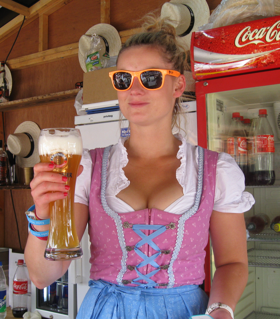 Cooles Girl und cooles Bier