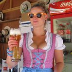 Cooles Girl und cooles Bier