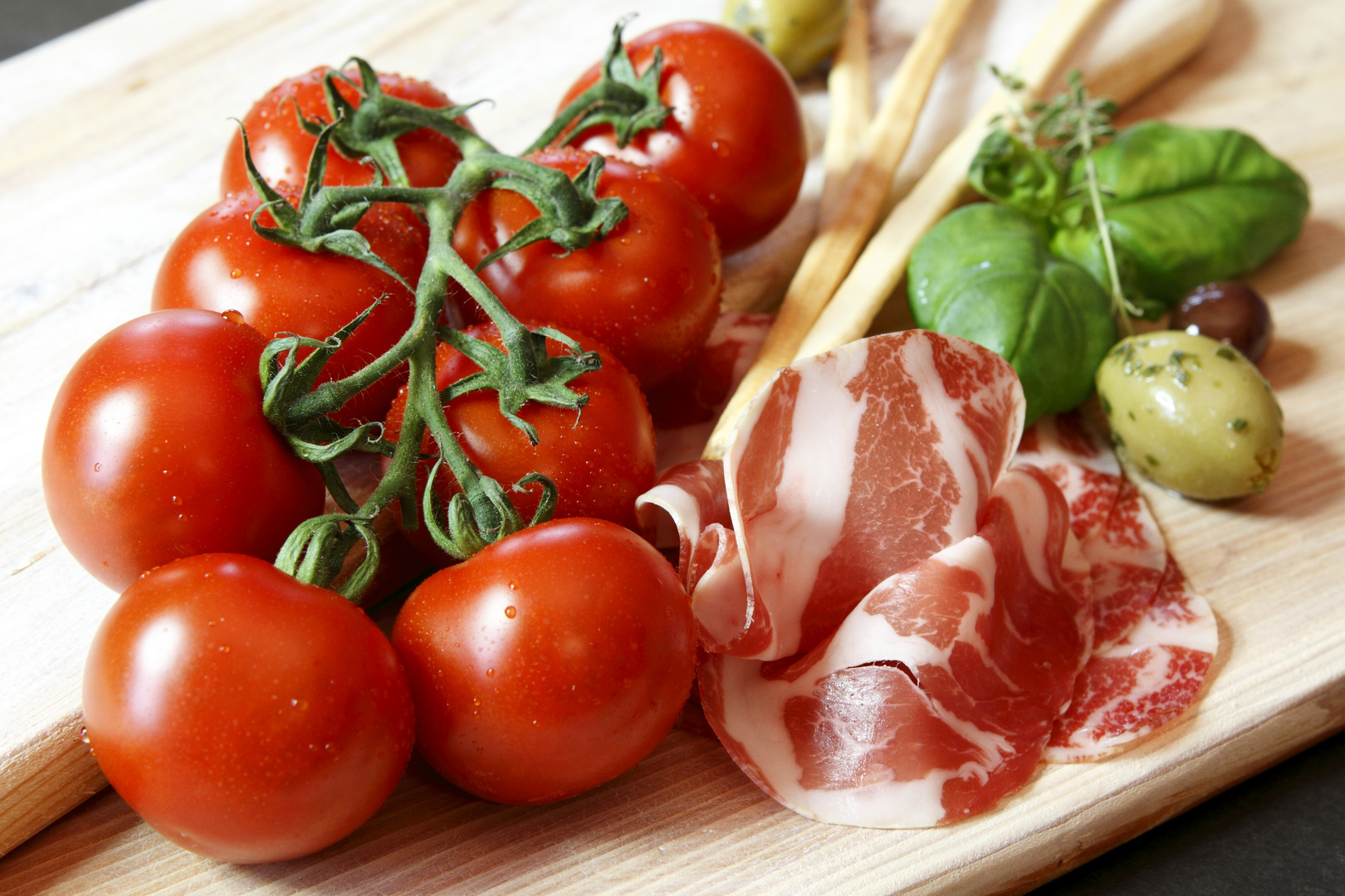 Coppa mit Grissinis und Tomaten