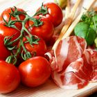 Coppa mit Grissinis und Tomaten