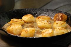 Coquilles in der Pfanne