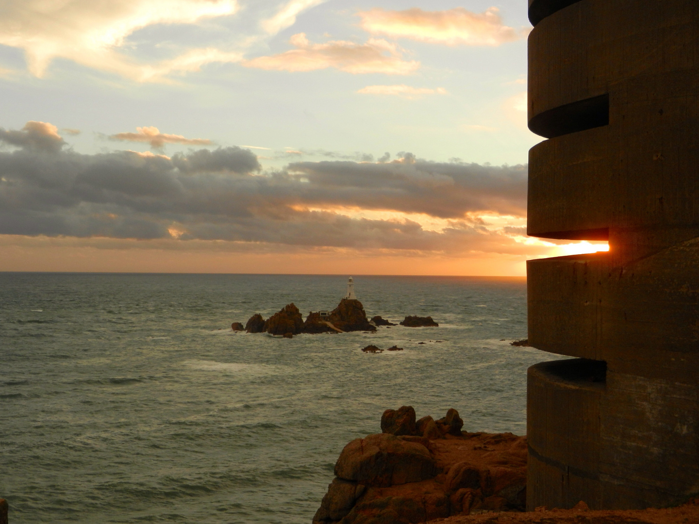 Corbiere lighthouse und deutscher Marinepeilstand auf Jersey (Kanal-Insel)