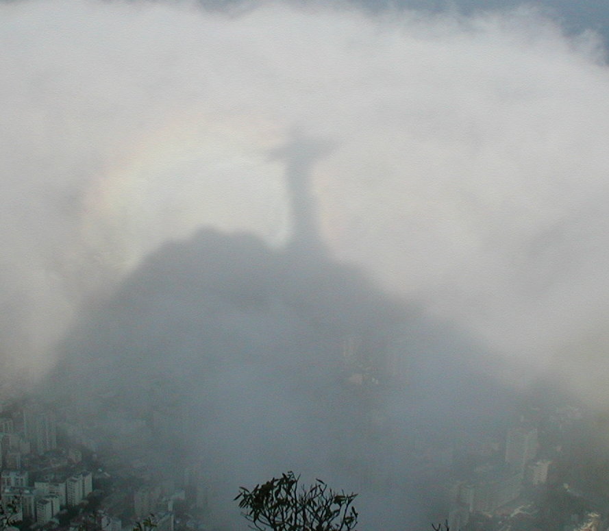 Corcovadogespenst La statua del Corcovado a Rio proggetata alle nuvole