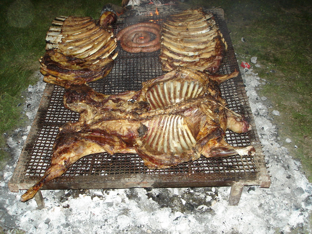 cordero y costillares de novillito a la parrilla . Argentina