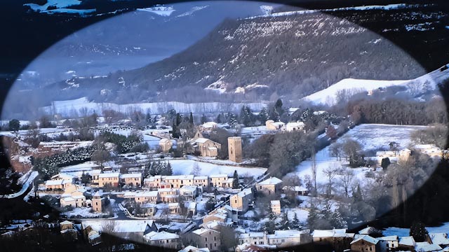 Cordes et manteau blanc