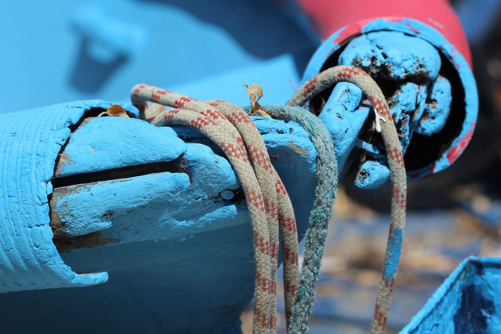 Cordes sur la barque bleue