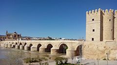 Cordoba – Römische Brücke mit Torre de la Calahorra und der Mezquita im Hintergrund