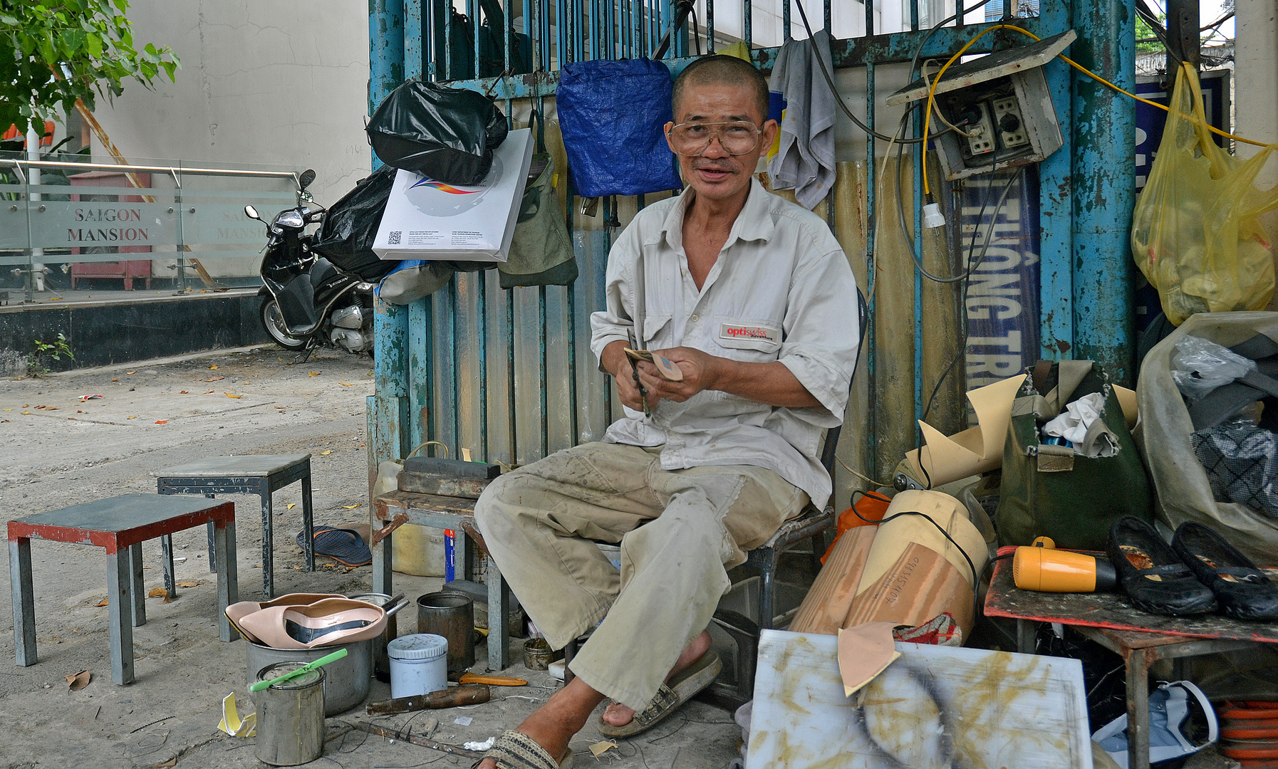 Cordonnier de rue...Street shoemaker...