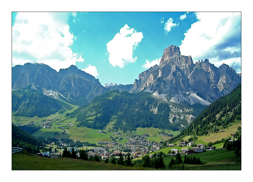 Corfara (Kurfar) mit Sassongher (2665m)