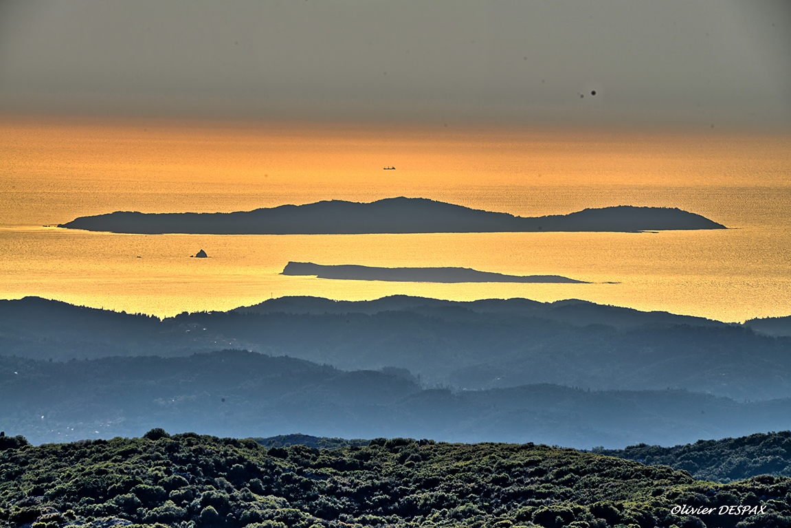 CORFOU, vue du Mont PANTOKRATOR vers l'île de MATHRAKI