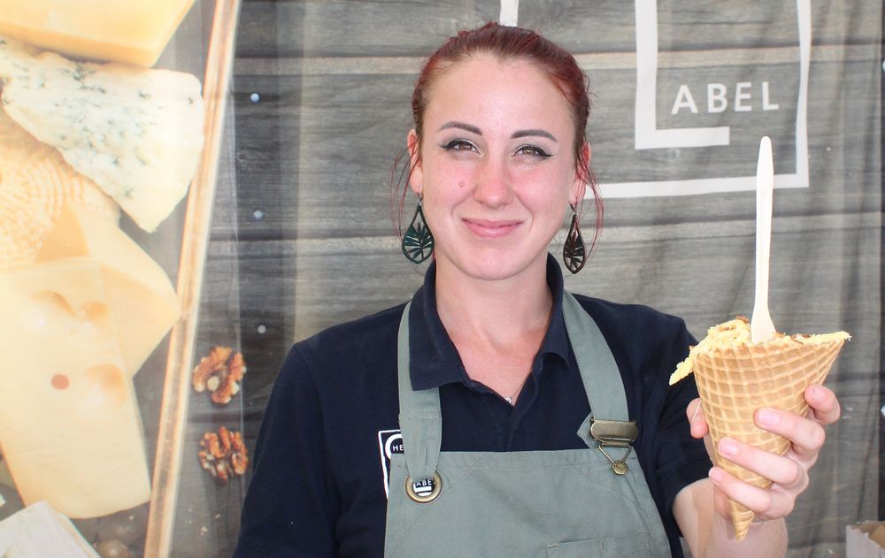 Corinna mit Tüte, Spätzle und Käse Foto &amp; Bild | Bilder auf fotocommunity