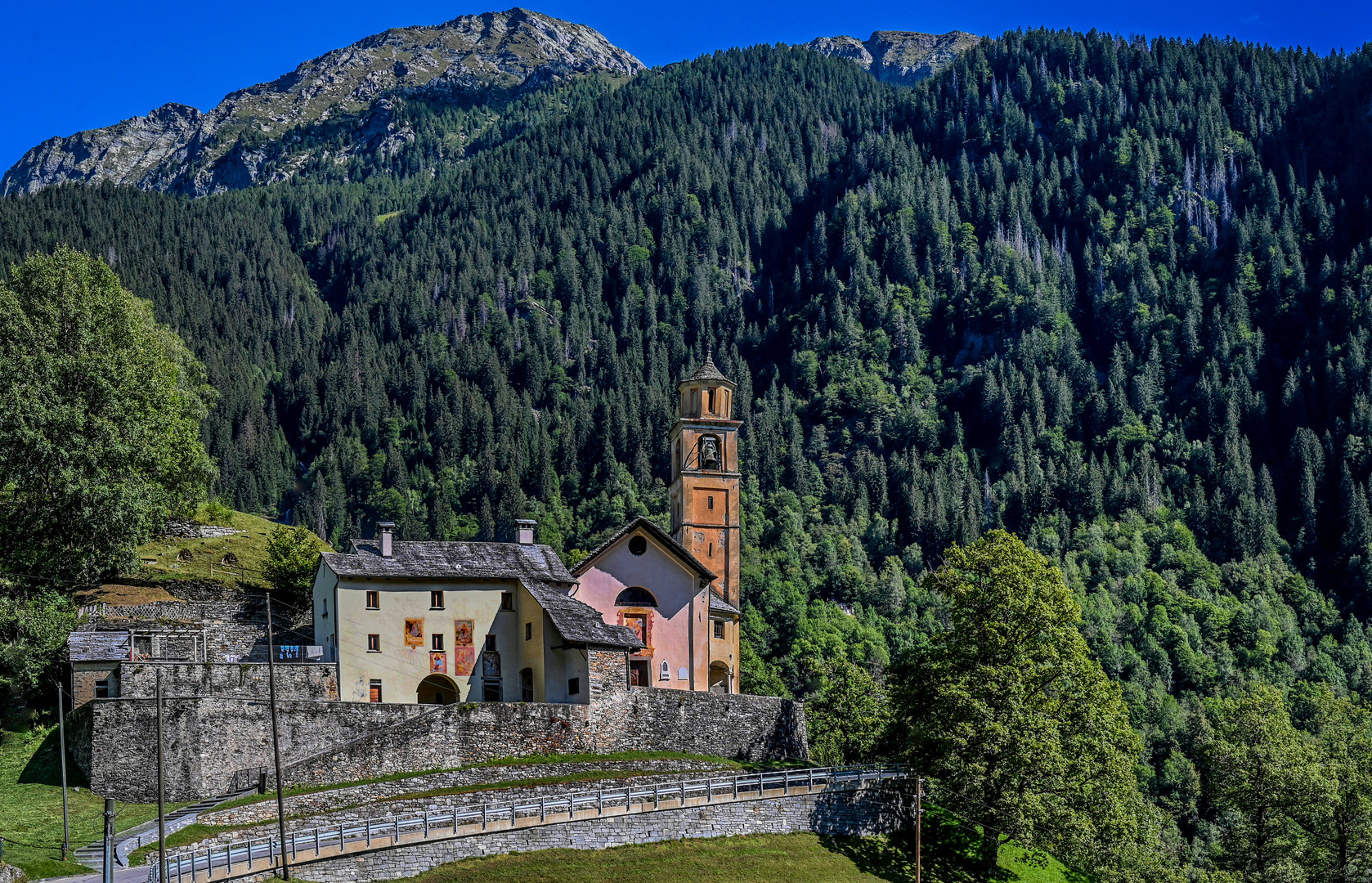 Corino auf dem Weg nach  Bosco Gurin