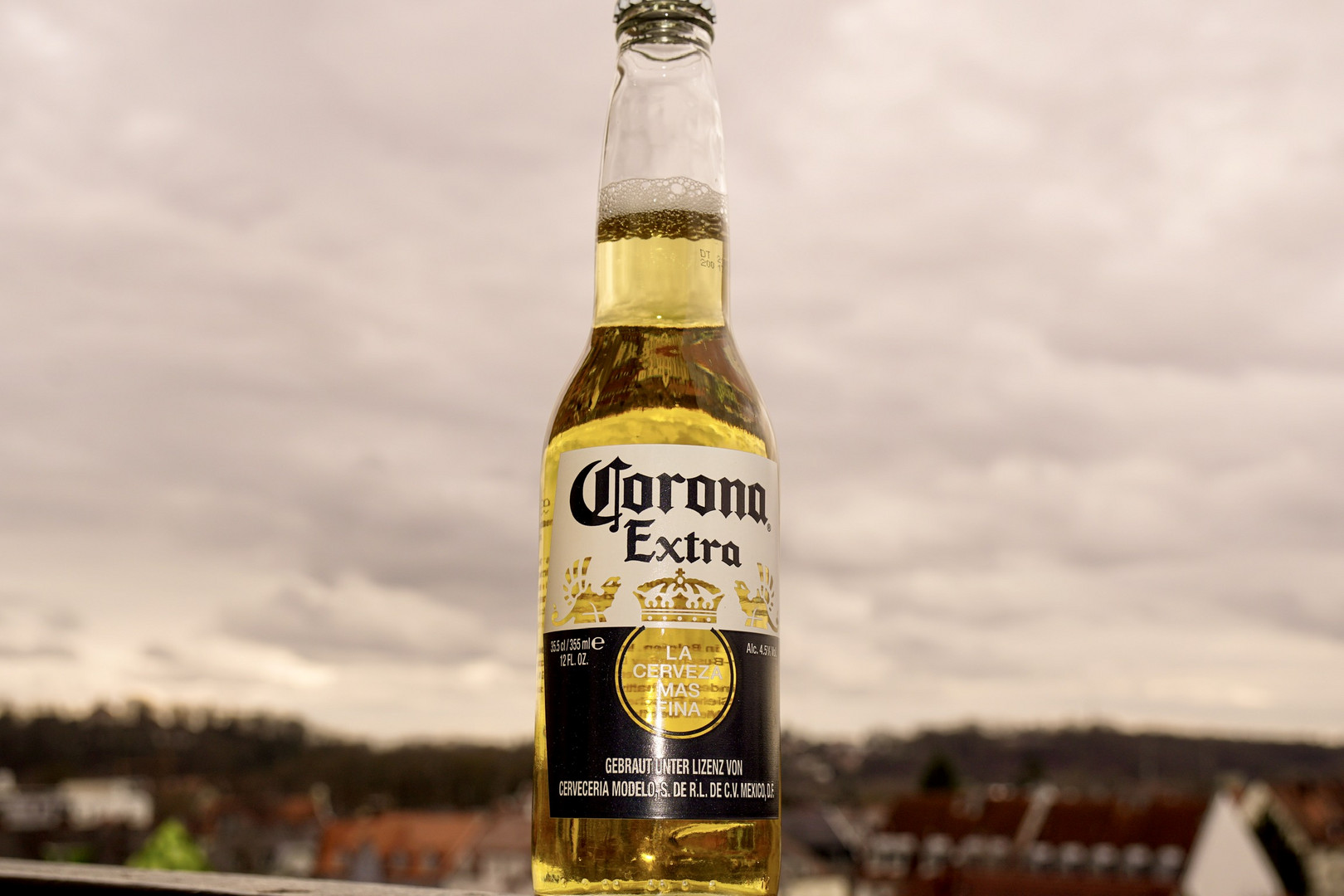 Corona Bier trinken und Coronavirus Zeiten ablenken 