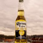 Corona Bier trinken und Coronavirus Zeiten ablenken 