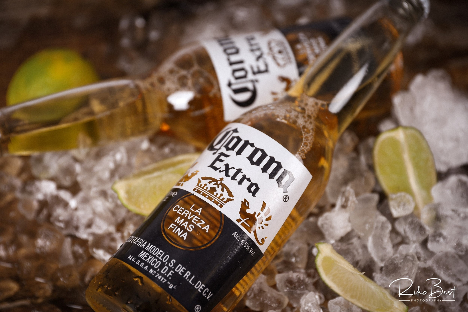 Corona Extra Bierflaschen mit Eis und Limetten