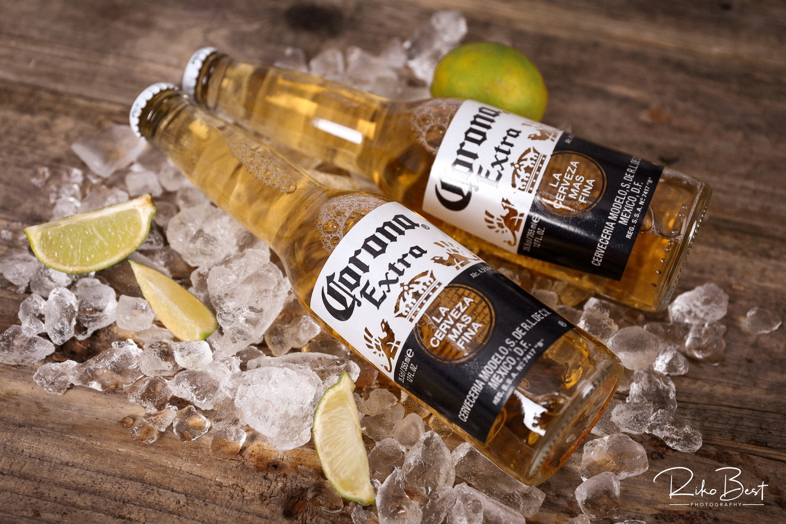 Corona Extra Bierflaschen mit Eis und Limetten