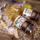 Corona Extra Bierflaschen mit Eis und Limetten