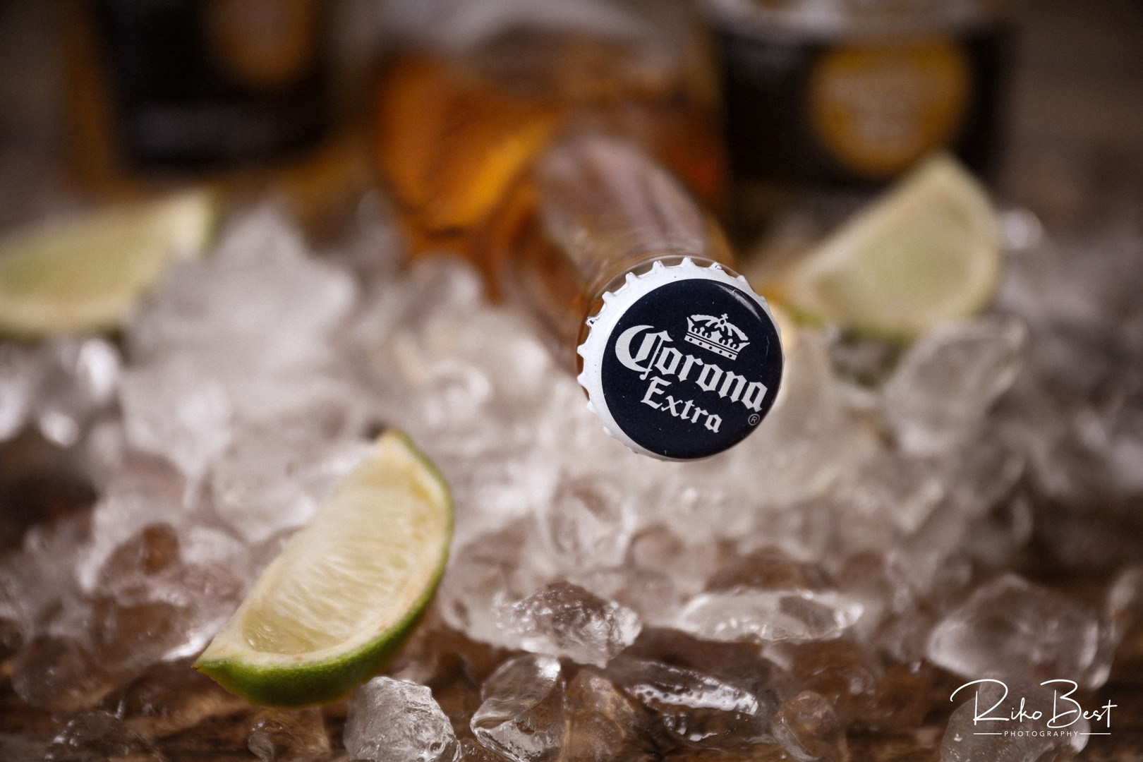 Corona Extra Bierflaschen mit Eis und Limetten