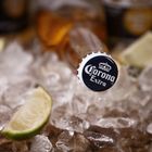 Corona Extra Bierflaschen mit Eis und Limetten