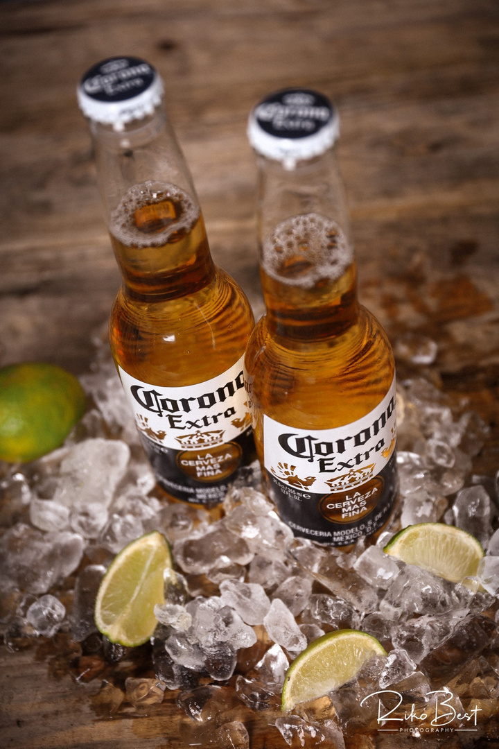 Corona Extra Bierflaschen mit Eis und Limetten