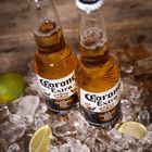 Corona Extra Bierflaschen mit Eis und Limetten