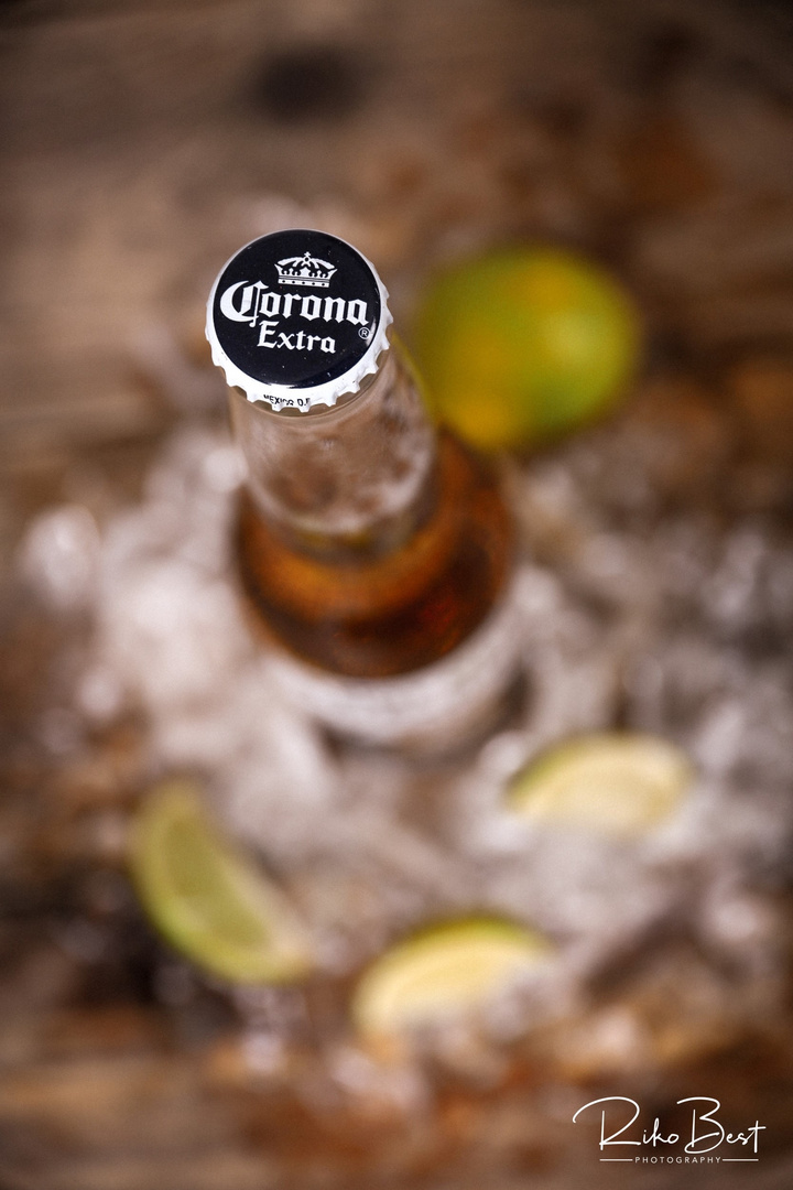 Corona Extra Bierflaschen mit Eis und Limetten