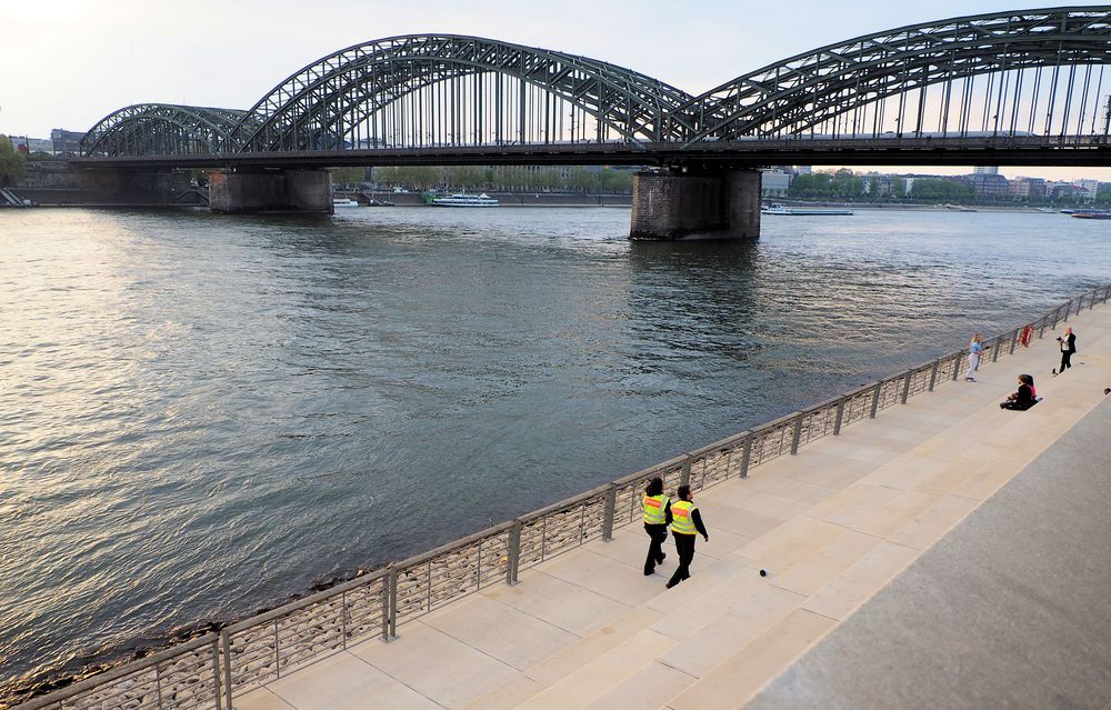 Corona Wache ... Foto & Bild | world, rhein, köln Bilder ...