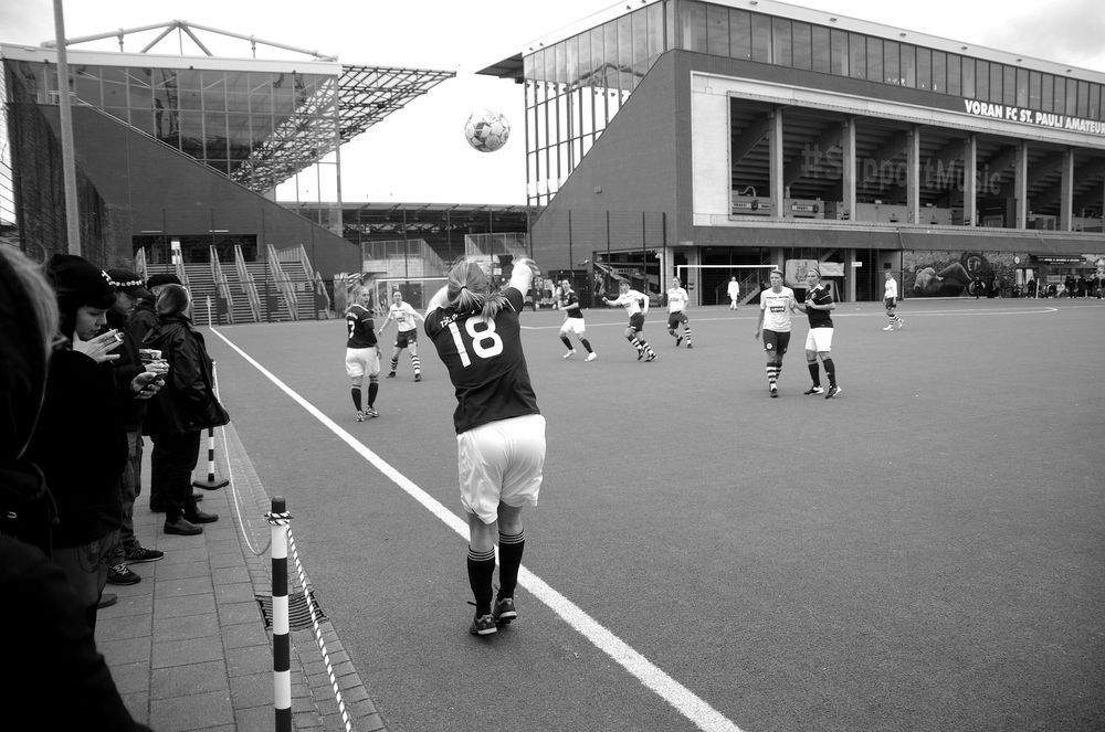 Coronafreies Spiel vor dem leeren Millerntor Stadion