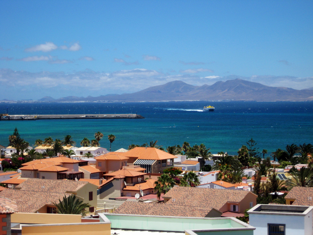 Corralejo auf Fuerteventura mit Blick auf Lanzarote