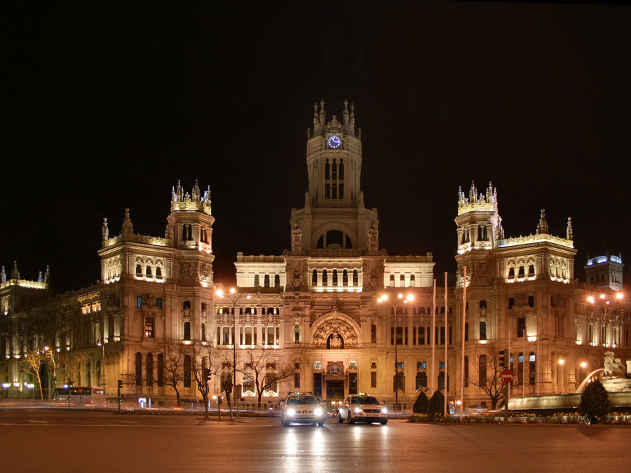 Correos in Madrid bei Nacht - als aDRI mit enfuse