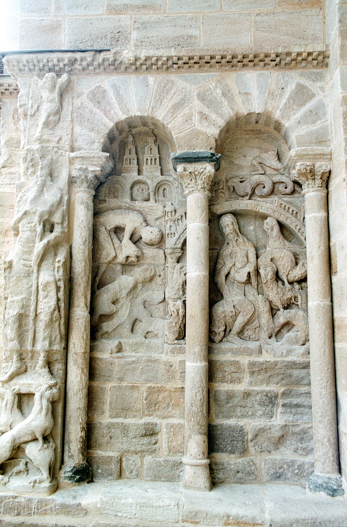Corrèze: Beaulieu-sur-Dordogne, frühgotisches Relief …