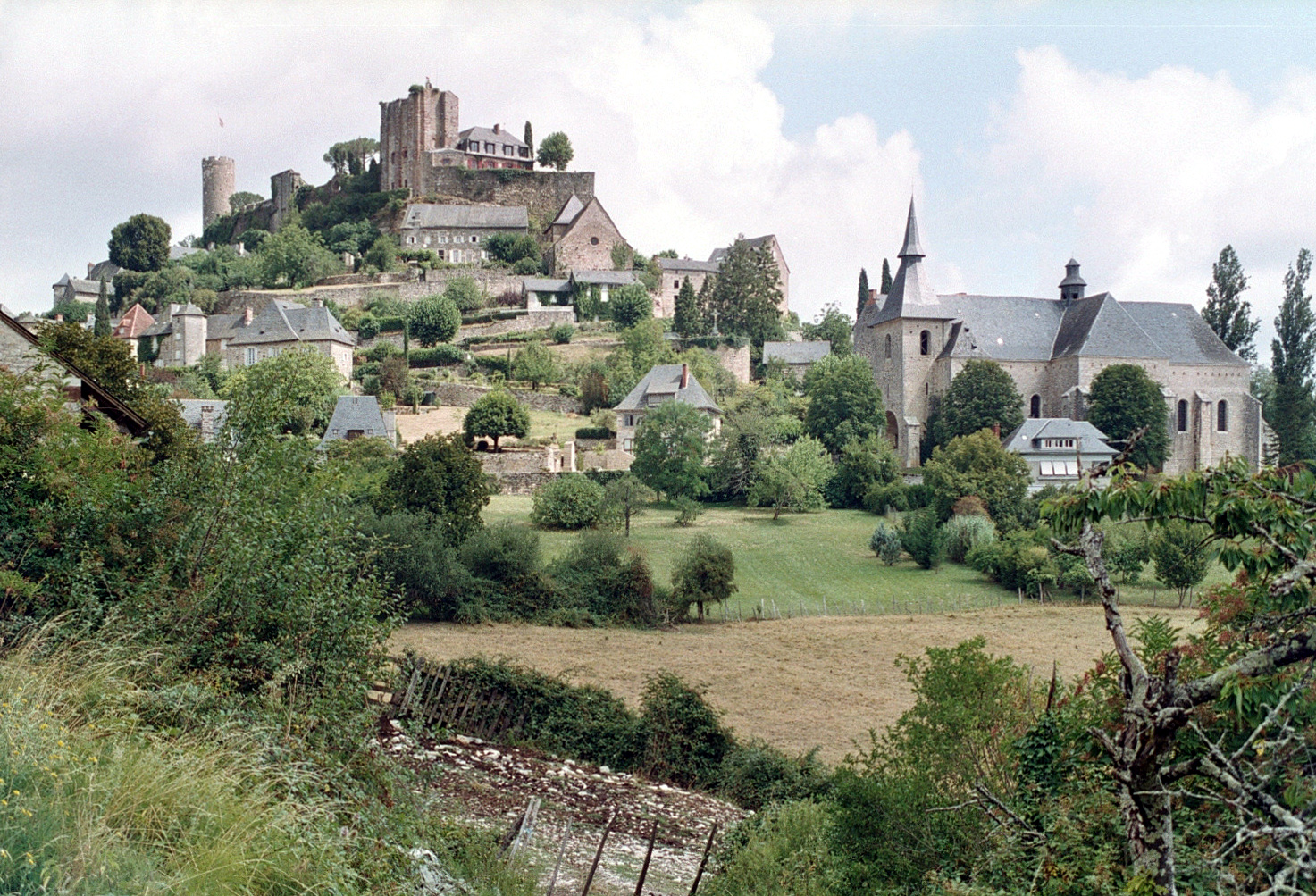 Corrèze: Burg und Kirche St-Martin von Turenne