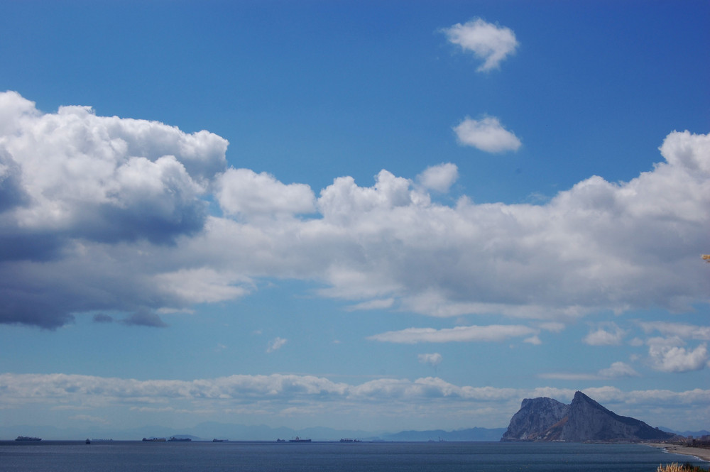 Corrientes de nubes atraviesan el estrecho.