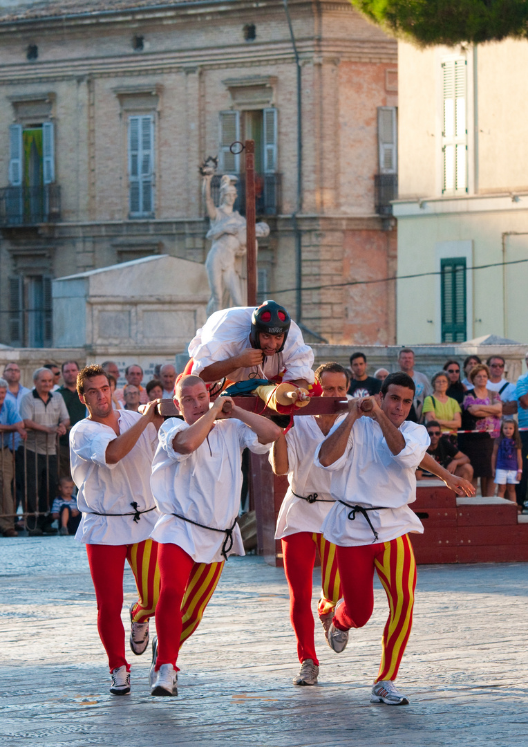 CORSA VERSO LA VITTORIA 01