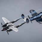 Corsair verfolgt P-38