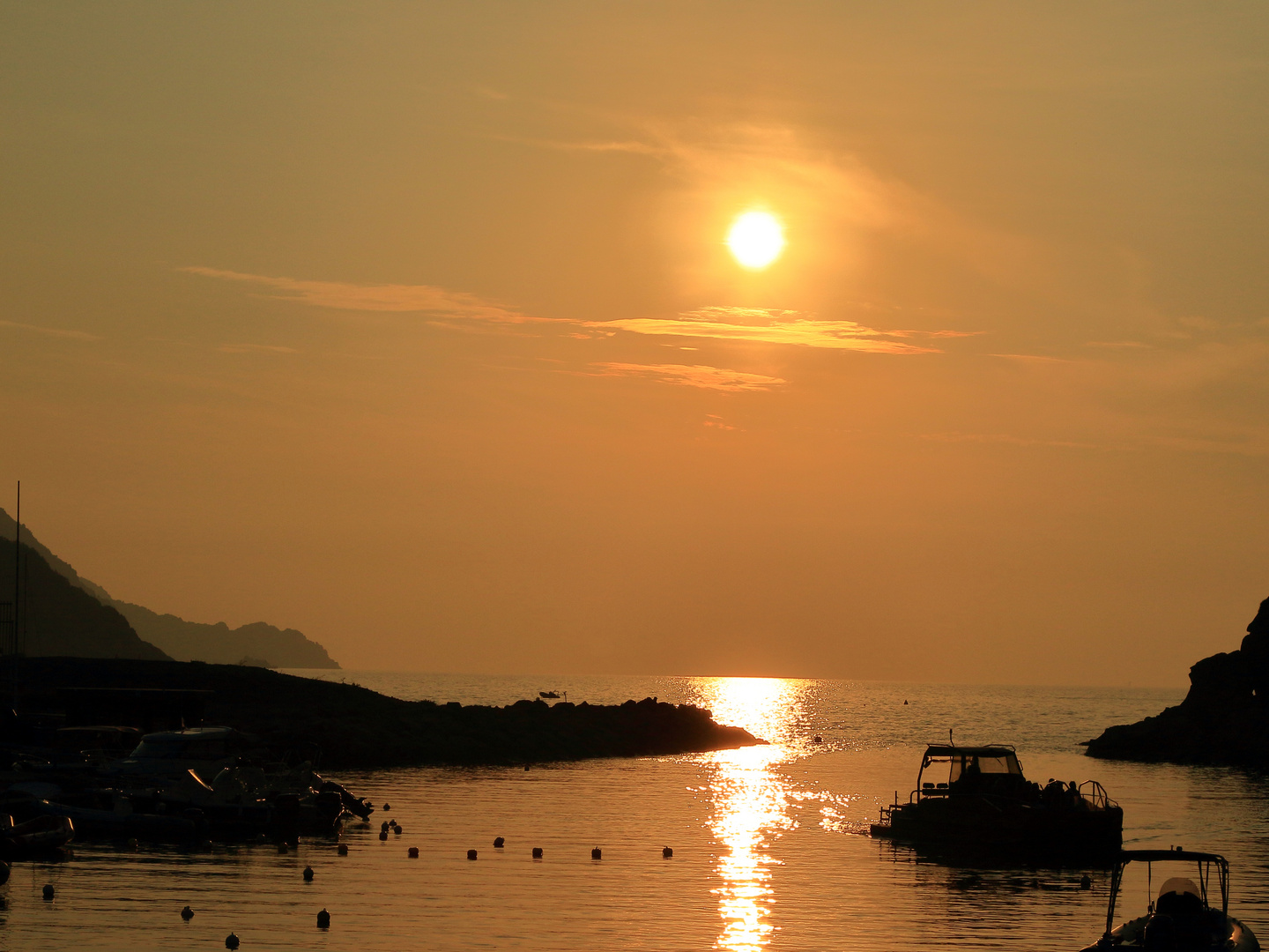Corse, coucher de soleil dans la marina de Porto. 