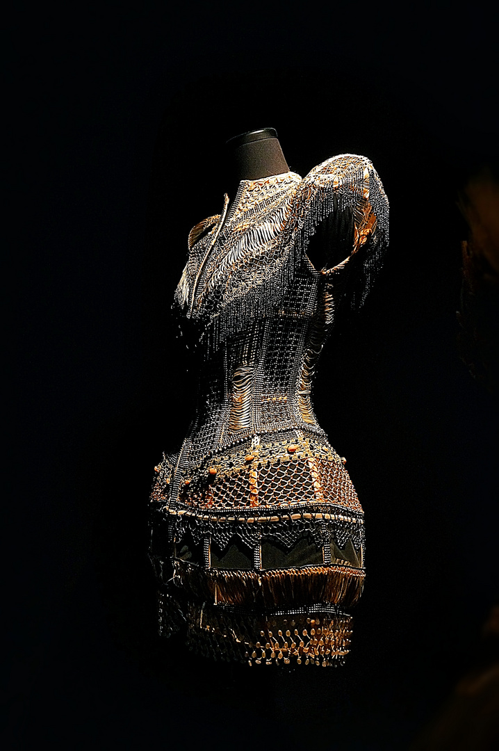 Corset doré .