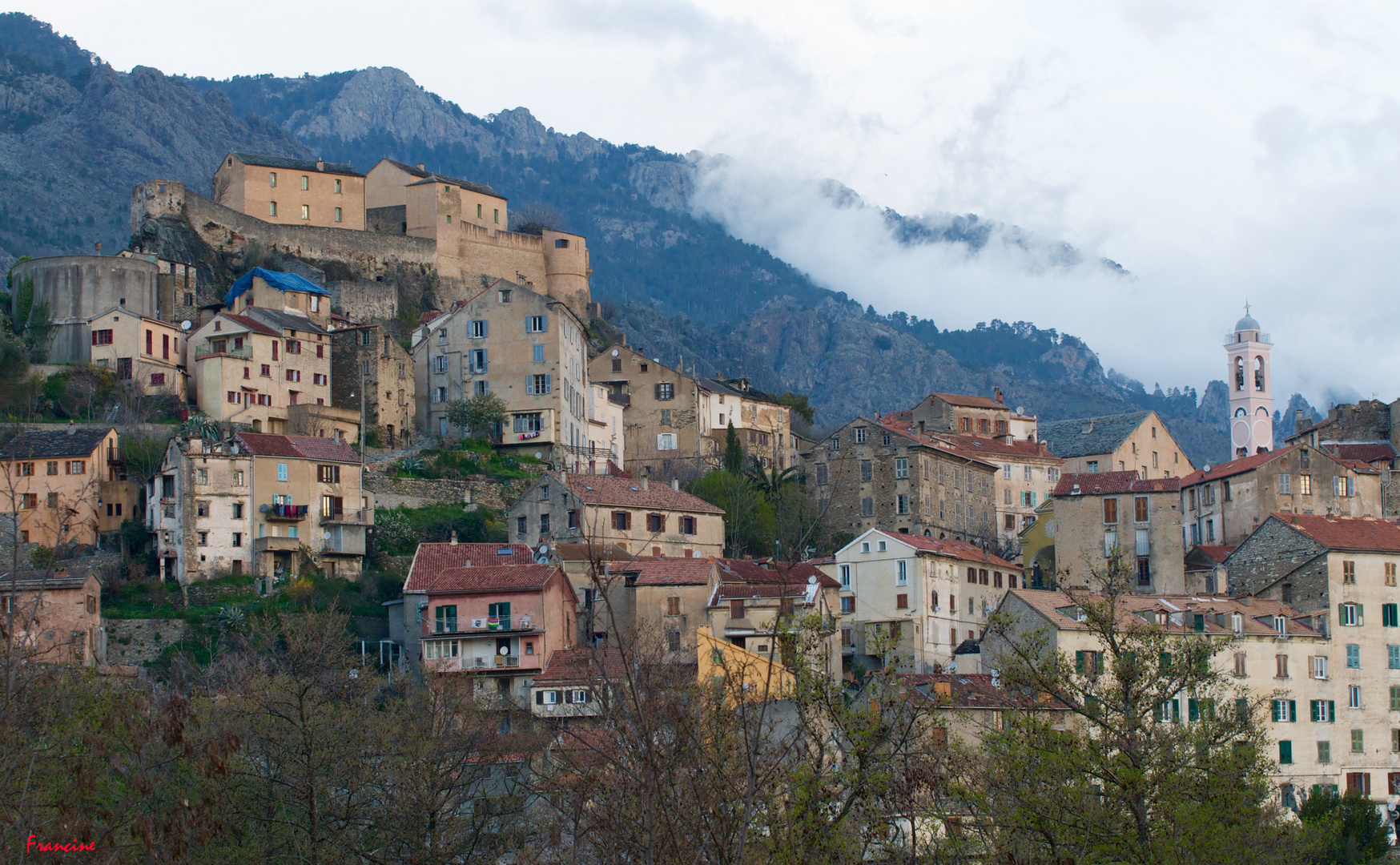 CORTE avec sa citadelle et son clocher ...