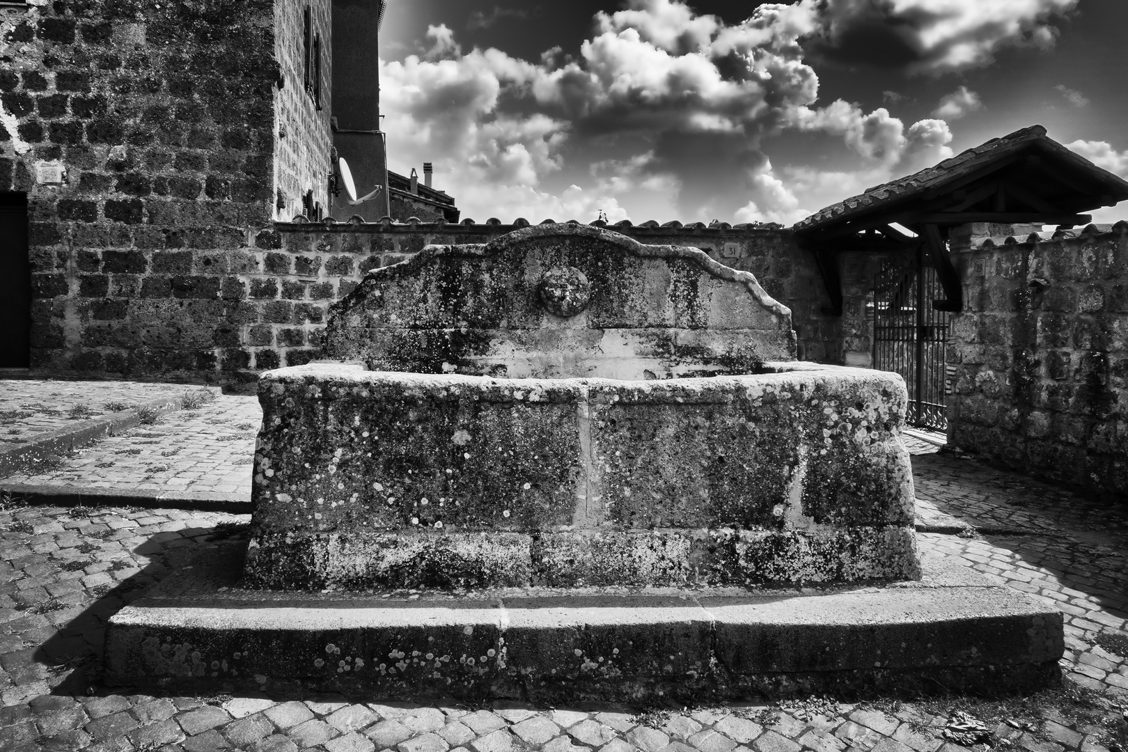 Cortile con vasca, Sutri