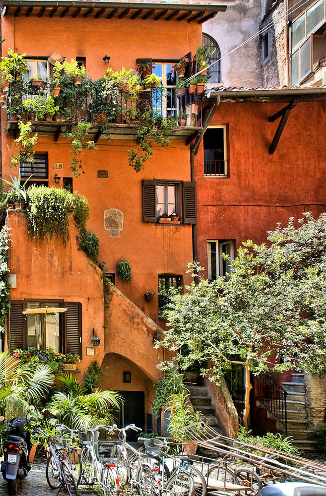 Cortile dell'Arco degli Acetari a Roma