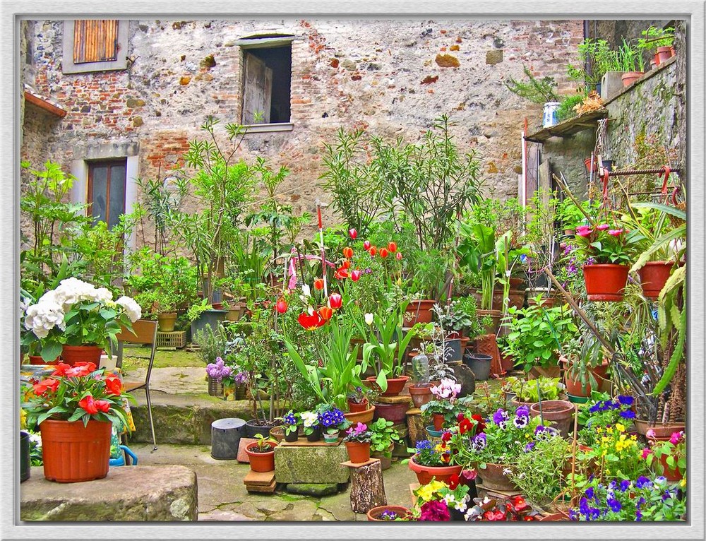 CORTILE ESAGERATO ad ANGHIARI