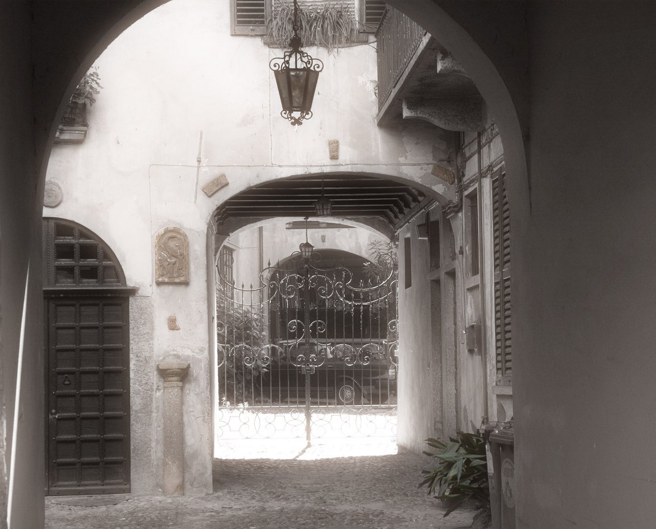 Cortile sul lago