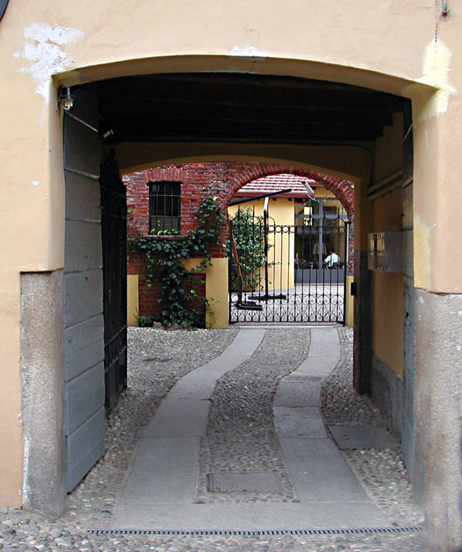 cortile sul Naviglio Grande