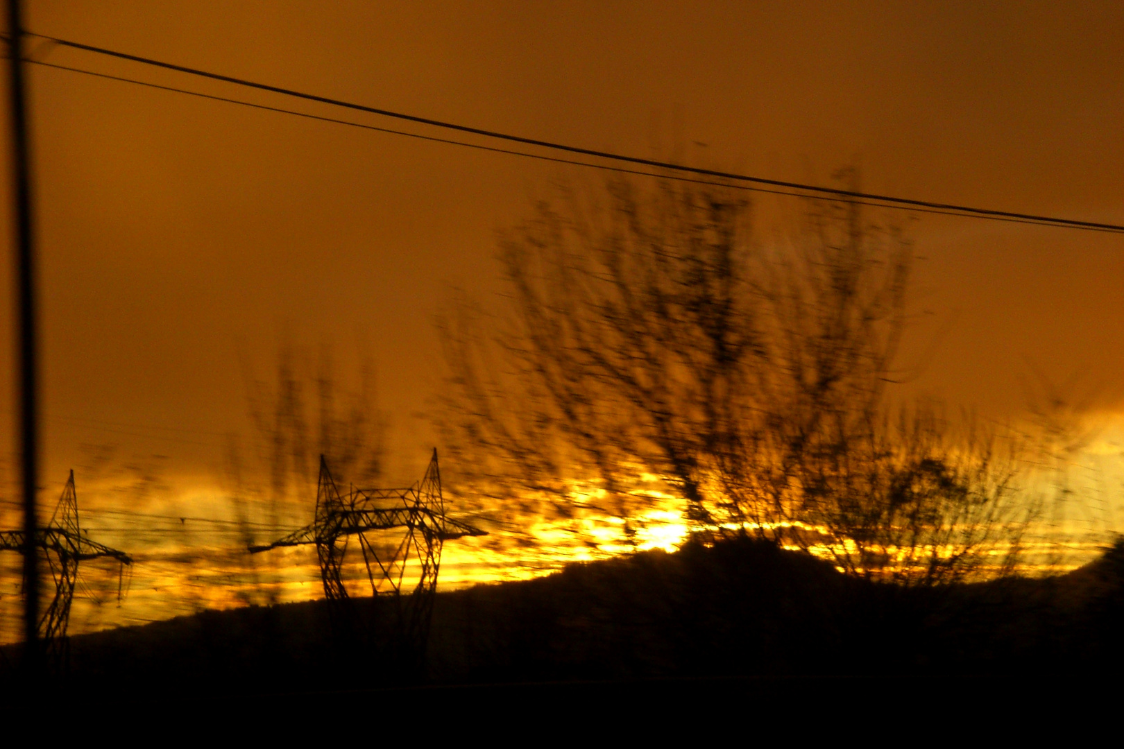 '..cosa c'entra quel tramonto inutile, non ha l'aria di finire più..'