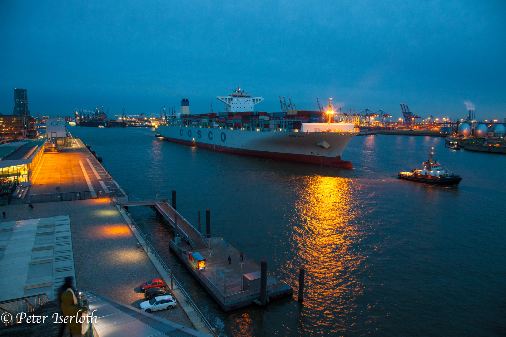 Cosco auslaufend Hafen Hamburg