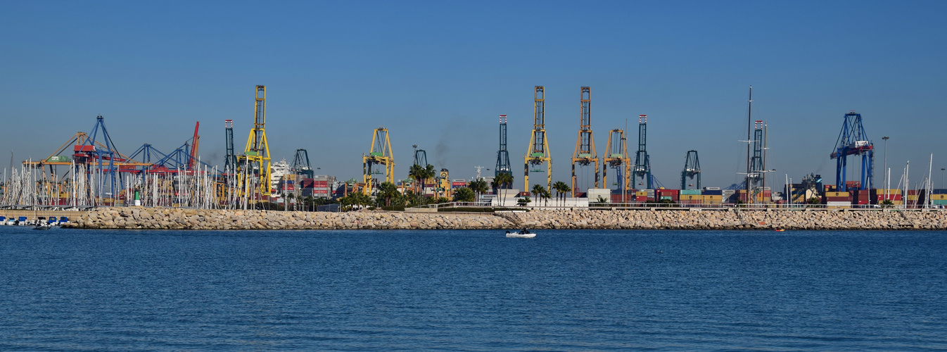 Cosco Containerhafen in Valencia