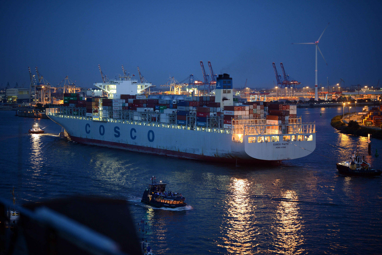 COSCO FAITH arriving in Hamburg (21. August 2015)