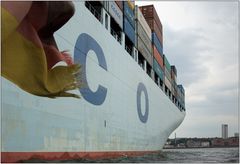 ... Cosco Ningbo, mit deutscher Fetzenfahne garniert ...