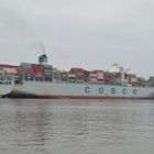 COSCO Pride auf der Elbe