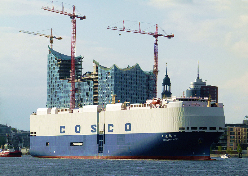 Cosco Shengshi - vor der Elbphilharmonie/ Hamburg